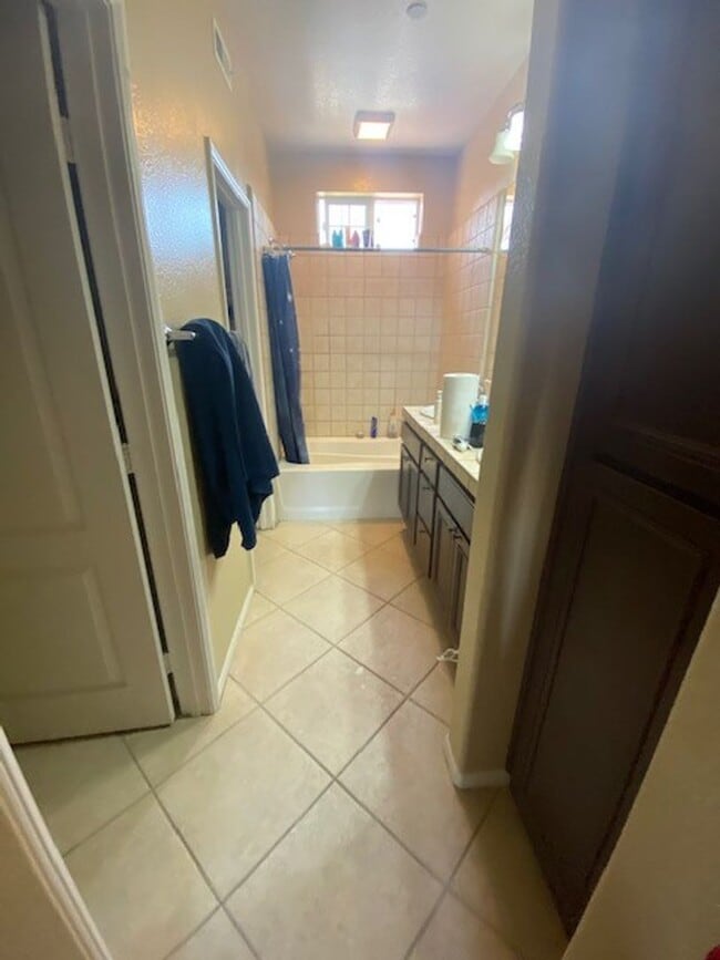 Building Photo - Beautiful, Must See 3 Bed, 2.5 Bath Town H...