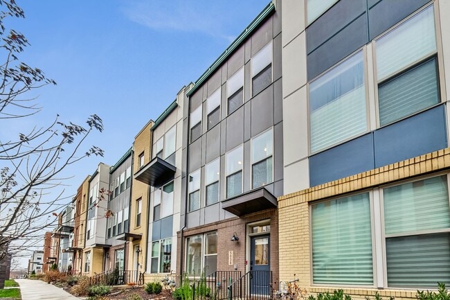 Building Photo - Contemporary 4 bedroom, 3.5 bath Open Concept Townhome!