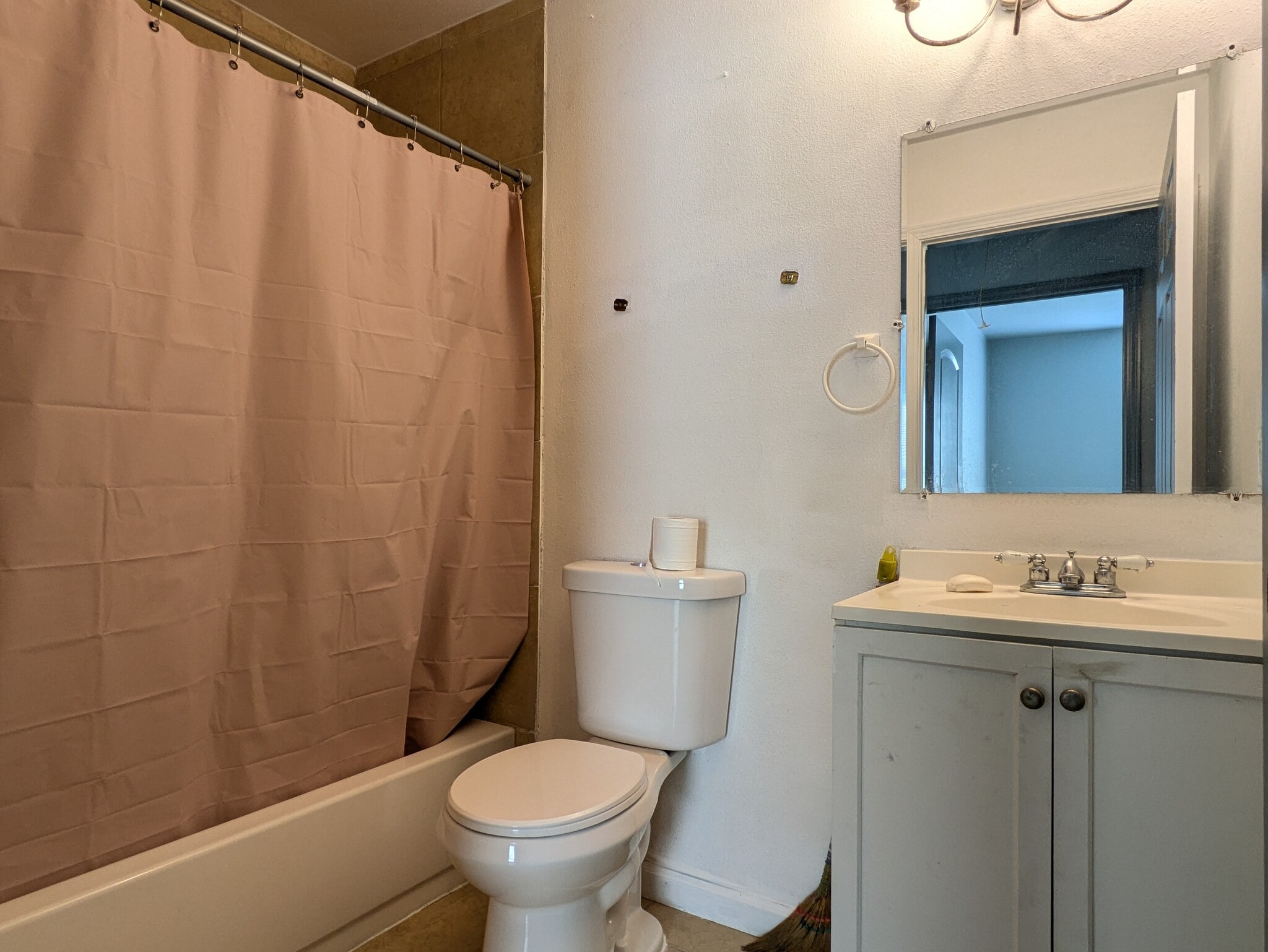 Full bathroom in the hallway - 807 21st St