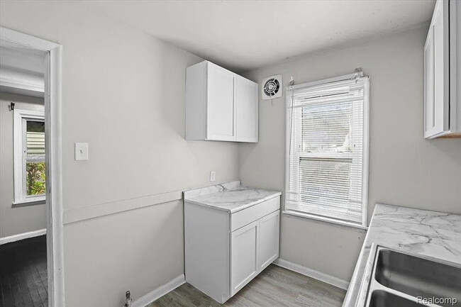 Building Photo - Detroit 3-Bedroom Home Available for Rent