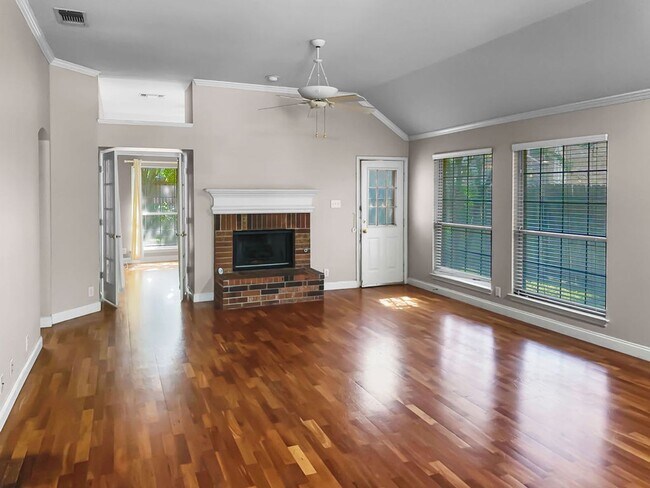 Building Photo - 1 story home, easy access to 281 & Airport