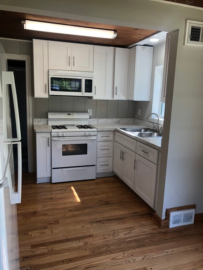 Building Photo - 317 N La Londe Ave