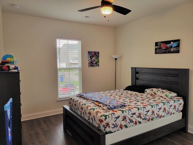 Building Photo - Beautiful end unit townhouse in Cosby Village with loads of extras.
