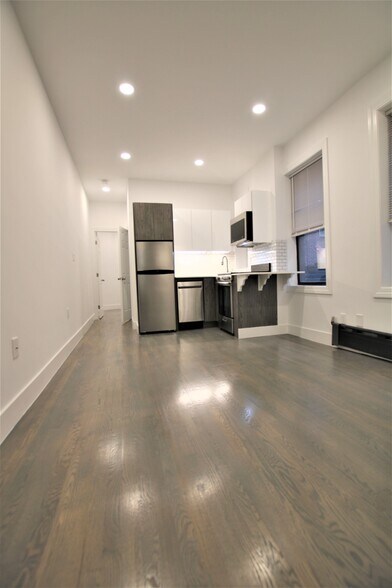 Primary Photo - 22 Phillips St