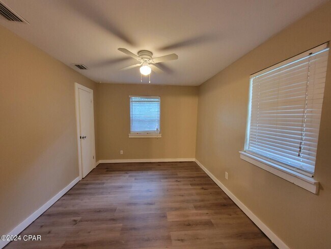 Building Photo - 1710 Chestnut Ave