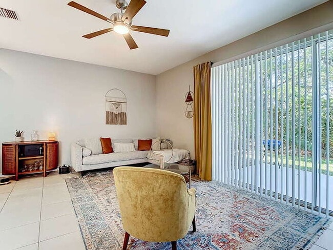 Building Photo - 10525 Oakside Dr