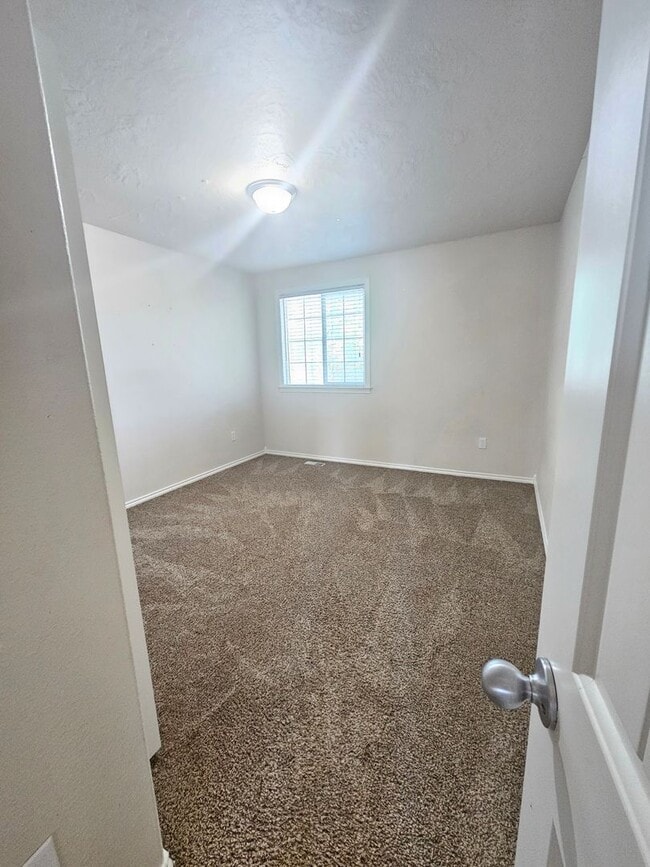 Building Photo - 4 Bedroom Home Close to Settlers Park