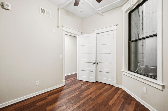Building Photo - 307 W 6th St