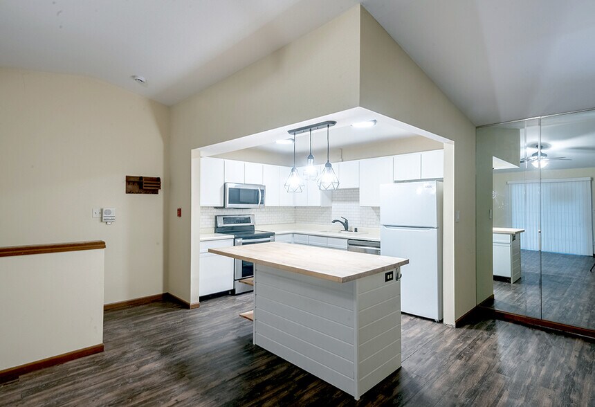 Building Photo - 6920 Mariner Dr