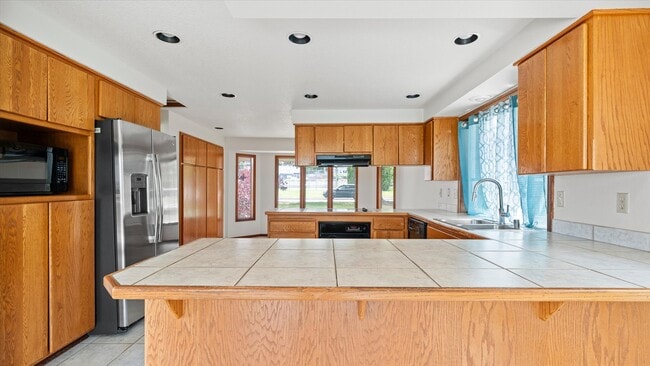 Building Photo - Spacious 4-Level Home with Panoramic Views for Lease – Hills West, South Richland – $2,800/mo