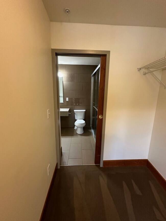 Building Photo - Blue Earth Place-One Bedroom available