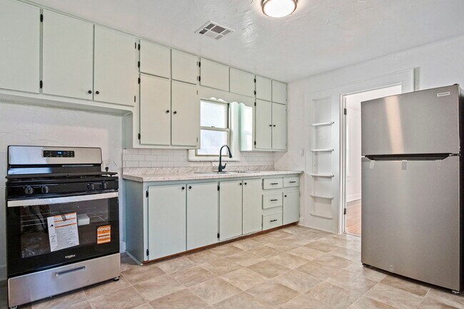 Building Photo - 1524 NE 8th St