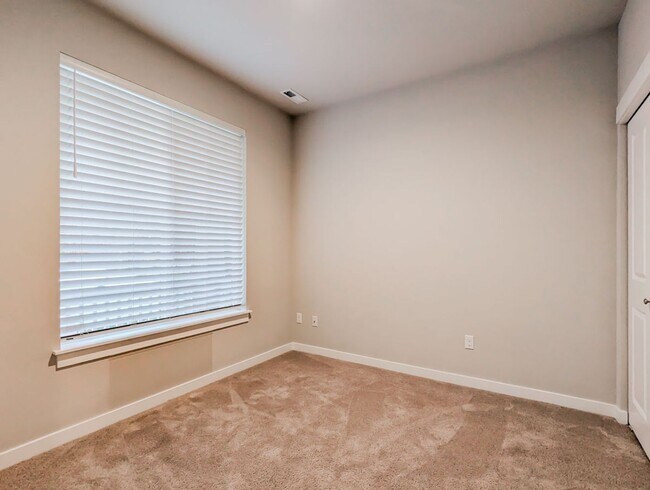 Building Photo - **Move-In Special** Stunning 5 bed, 2.5 ba...