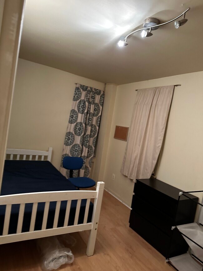 Building Photo - 917 Wall St