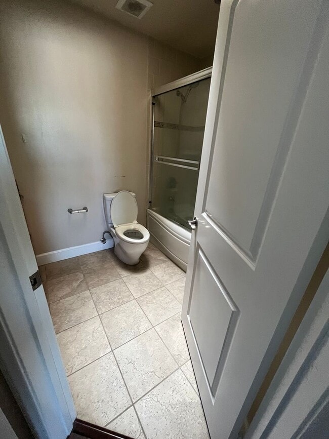 Building Photo - Spacious 3 bedroom, 3 bathroom apartment for rent in San Gabriel