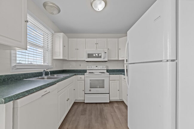 Building Photo - 340 Circle Dr