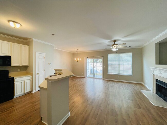 Building Photo - Charming 3 bedoom 2.5 bath town home in th...