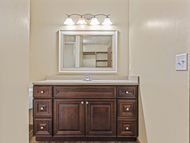 Building Photo - Beautiful Finishes in Newer Neighborhood