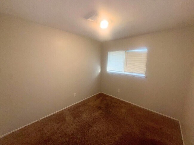 Building Photo - 2222 Riverford Dr