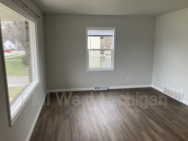 Building Photo - 2359 Barberry Dr SW