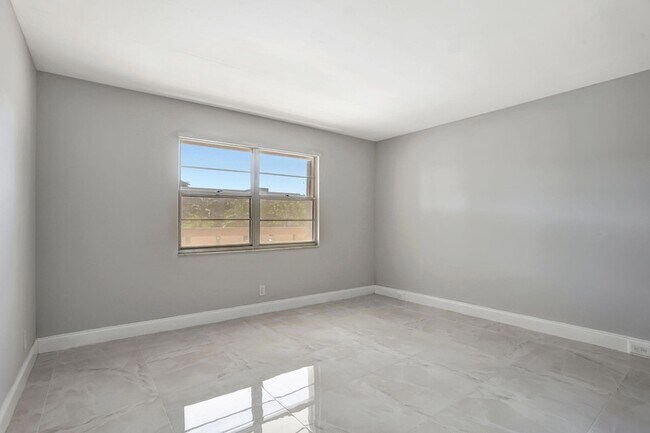 Building Photo - 2202 Lucaya Bend