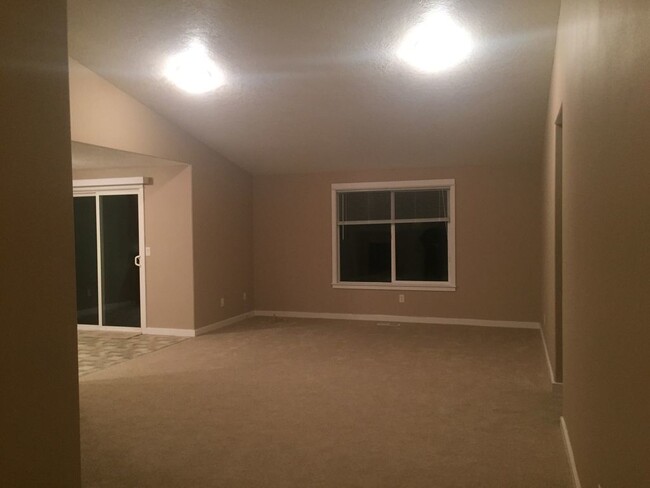 Building Photo - 3 bed/2 bath in Clover Ridge with AC, fenc...