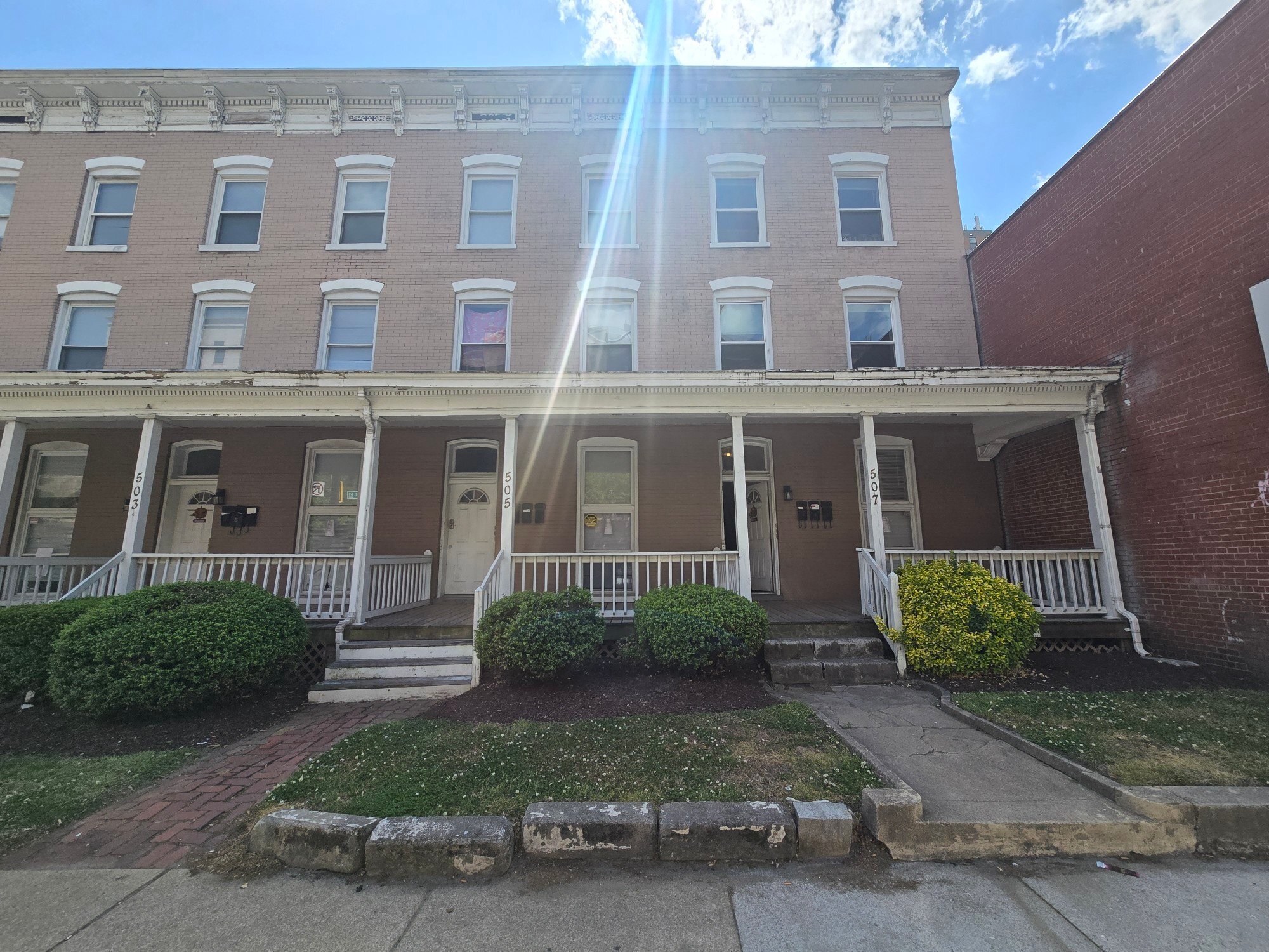 Building Photo - 505 W Grace St
