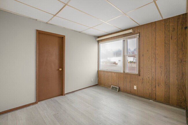 Building Photo - 521 Main St E