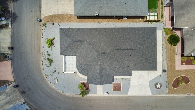 Building Photo - 715 Lake View Dr