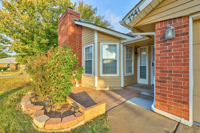 Building Photo - 3 Bed 2 Bath in OKC!