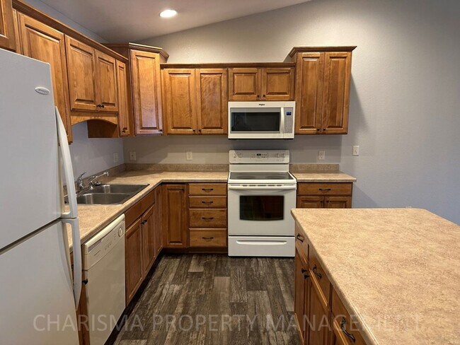 Building Photo - 4 BEDROOM, 2 BATH TOWN HOME, PET FRIENDLY, AMENITY FILLED, DOUBLE ATTACHED GARAGE!