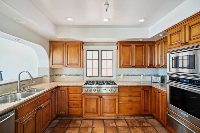 Building Photo - Dream home Located on the Bluff of Southwe...