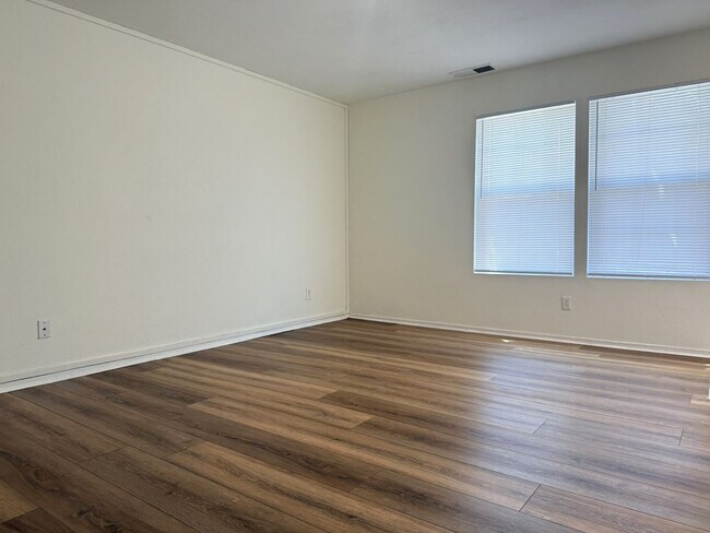 Building Photo - Don’t Miss Out on this 3/2.5 home