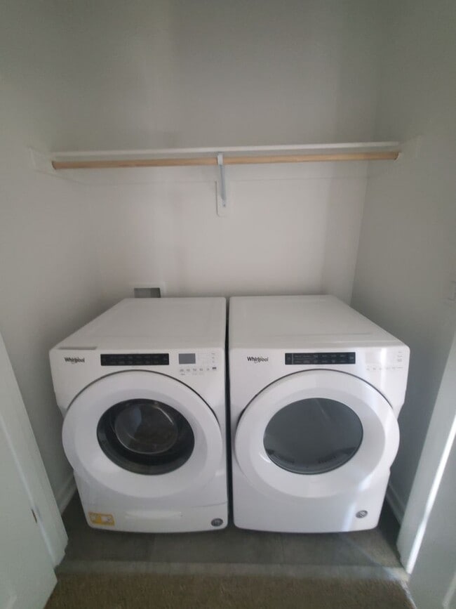 Building Photo - 3 Bedroom 3 Bath Townhouse 1st floor bed/bath