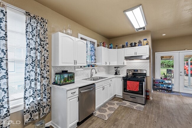 Building Photo - 130 Dalzell St