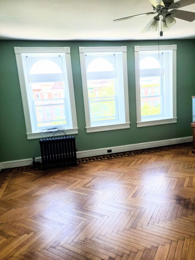 Building Photo - Five Bedroom Townhome with Jacuzzi For Rent!