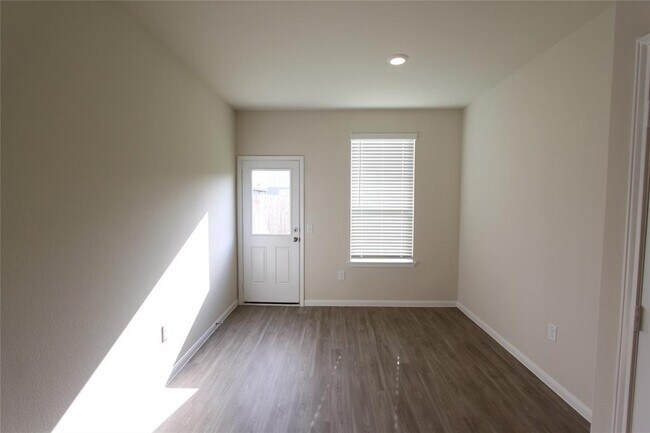Building Photo - 6423 Lakeview Haven Dr