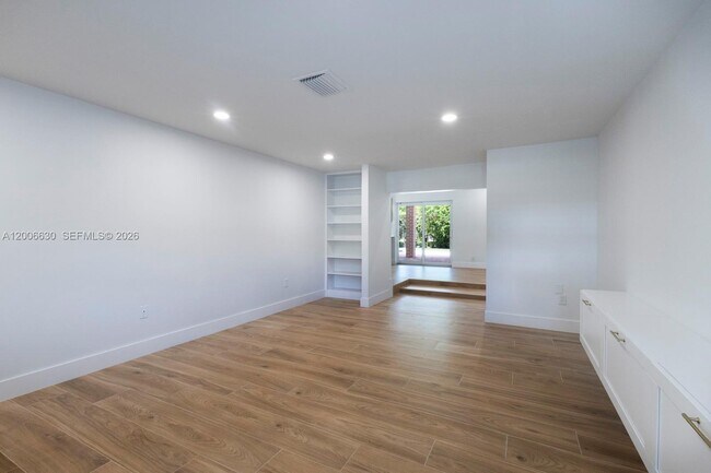 Building Photo - 13050 SW 71st Ave