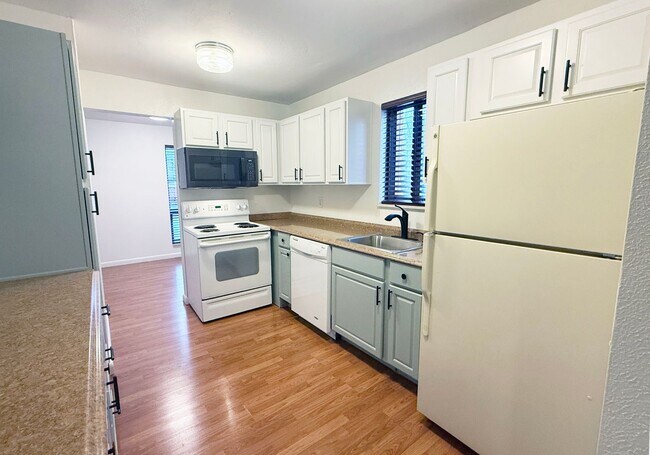 Building Photo - Clean & Quiet 3 Bed / 2.5 Bath Town Home with 2 Car Garage in Arvada