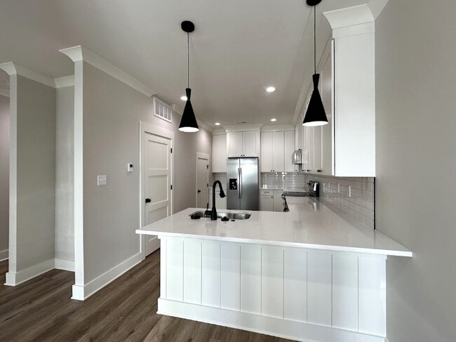 Building Photo - 9 Walnut St NE