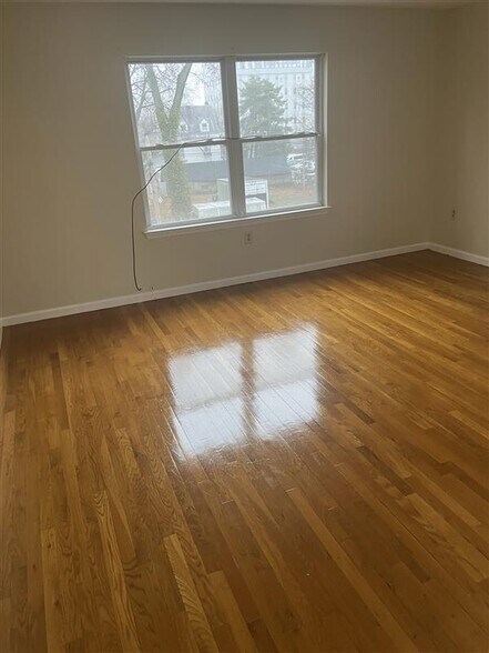 Master Bedroom w/ walk in closet - 112 Hillyer St