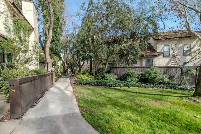 Building Photo - 3/2.5 Executive Condo in Downtown Fresno (...