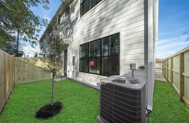 Building Photo - 6404 Highland Pine Ln