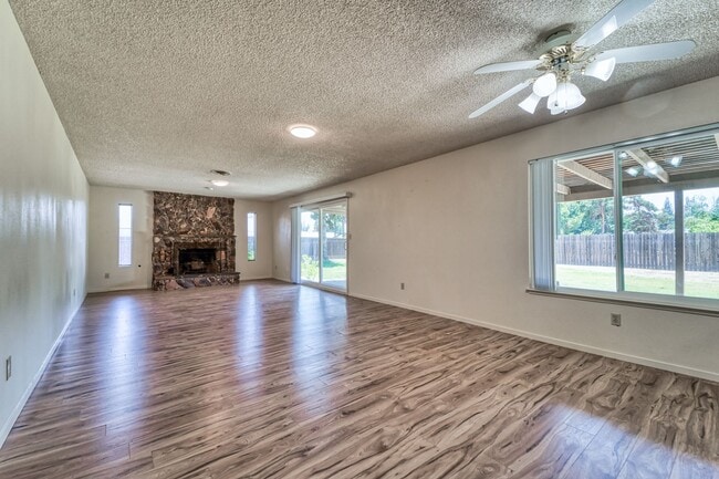 Building Photo - 4 bedroom 2 1/2 bath house in Yuba City