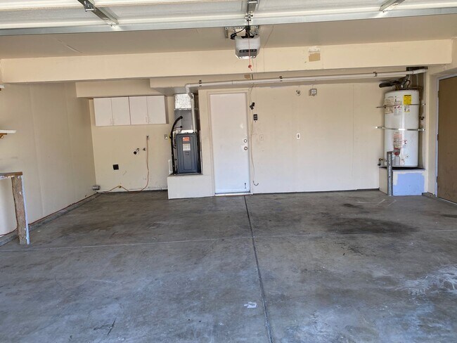 Building Photo - AVAILABLE NOW!! 4br 3ba