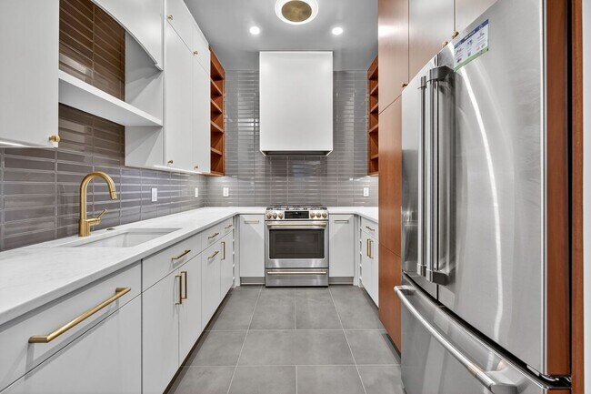 Building Photo - Available Now! High End 2 Bed 2 Bath in Luxury Building with Pool, Gym, Parking