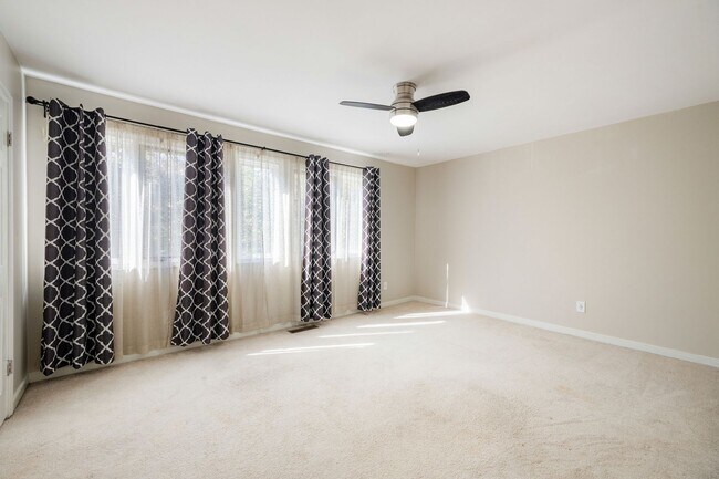 Building Photo - 9154 Lakeland Dr