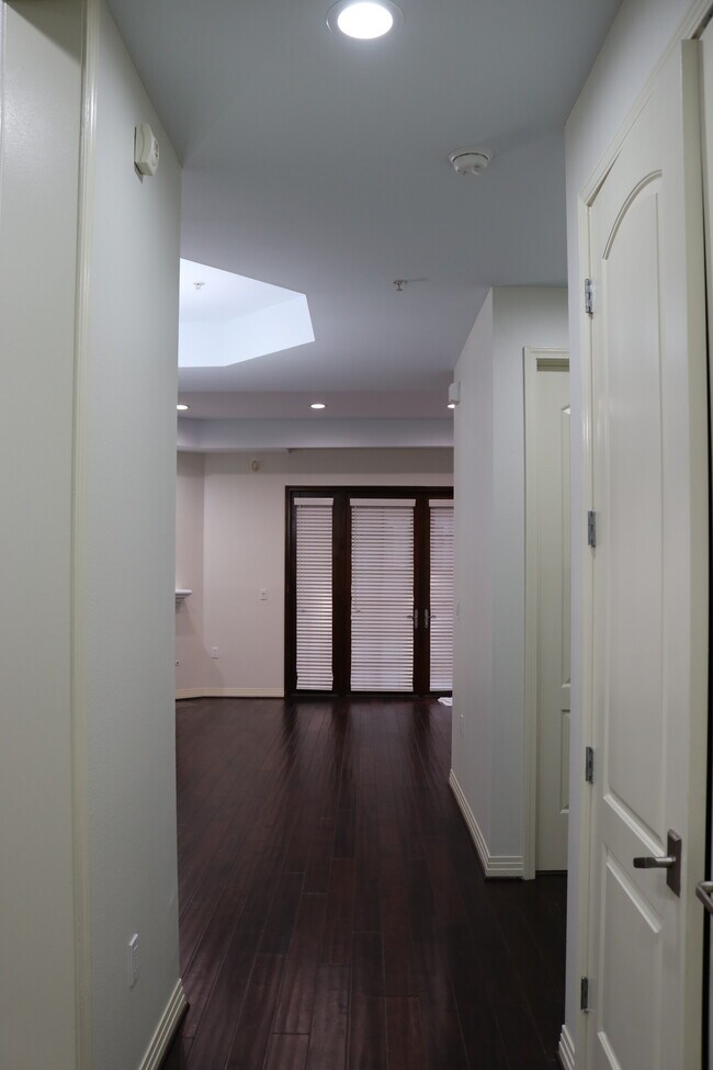 Building Photo - 4904 Laurel Canyon Blvd