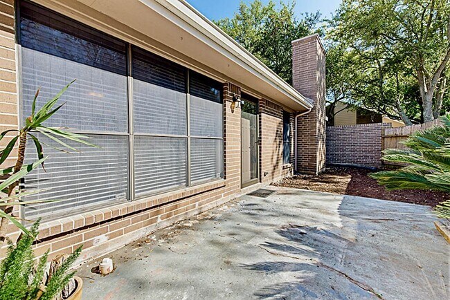 Building Photo - 13830 Hollowgreen Dr