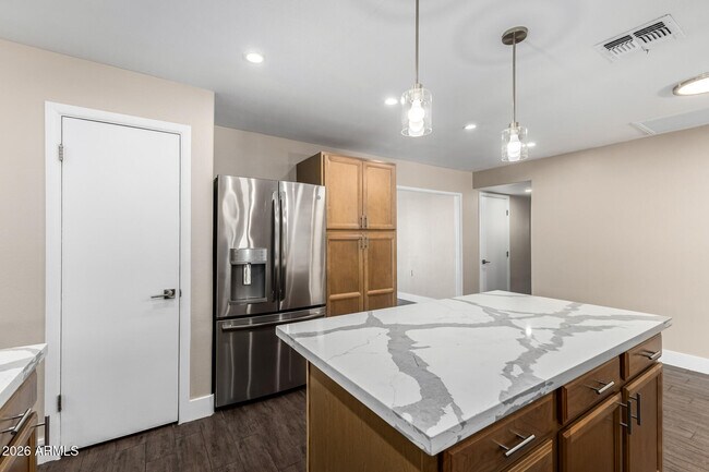 Building Photo - 7613 W Devonshire Ave